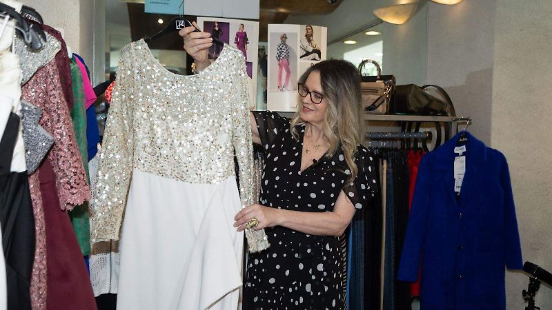 Rebecca de Alba abre la venta anual de su fundación